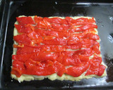 Foto del paso 7 de la receta: Coca de cebolla caramelizada y pimientos asados