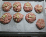 Foto del paso 3 de la receta: Bollitos de hamburguesa de cerdo con puré al ajito y huevo frito