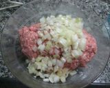 Foto del paso 2 de la receta: Bollitos de hamburguesa de cerdo con puré al ajito y huevo frito
