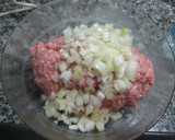 Foto del paso 2 de la receta: Bollitos de hamburguesa de cerdo con puré al ajito y huevo frito