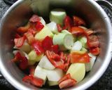 Foto del paso 1 de la receta: Pollo con patatas y calabacines a la cacerola