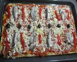 Foto del paso 8 de la receta: Pizza al orégano con sardinas y pimientos asados