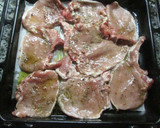 Foto del paso 1 de la receta: Chuletas de cerdo horneadas con verduras especiales