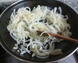 Foto del paso 4 de la receta: Coca de cebolla caramelizada y pimientos asados