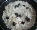 Foto del paso 4 de la receta: Arroz blanco y seco con olivas mallorquinas