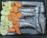 Foto del paso 2 de la receta: Pescadilla con verduritas, papas y boniatos al horno 