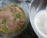 Foto del paso 4 de la receta: Milanesas de pollo adobadas y bolitas de pan horneadas