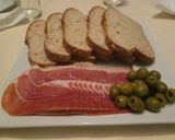 Foto del paso 1 de la receta: Jamón y aceitunas con pan de semillas