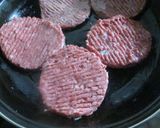 Foto del paso 1 de la receta: Hamburguesa con cebolla dorada y huevos duros