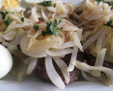 Foto del paso 9 de la receta: Hamburguesa con cebolla dorada y huevos duros