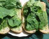 Foto del paso 1 de la receta: Pan blanco con salsa verde, brotes de espinaca y atún 