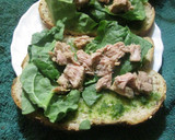 Foto del paso 3 de la receta: Pan blanco con salsa verde, brotes de espinaca y atún 