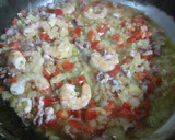 Foto del paso 1 de la receta: Arroz amarillo con pollo, gambas y chipirones 