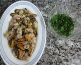 Foto del paso 8 de la receta: Pizza casera con mariscos y salsa verde de ajo y perejil