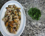 Foto del paso 8 de la receta: Pizza casera con mariscos y salsa verde de ajo y perejil