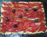 Foto del paso 8 de la receta: Coca de cebolla caramelizada y pimientos asados