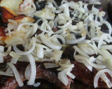 Foto del paso 4 de la receta: Chorizos al horno con cebolla caramelizada y pimientos asados