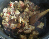 Foto del paso 1 de la receta: Espaguetis al perejil con dados de cerdo en salsa de tomate