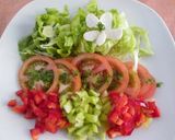 Foto del paso 5 de la receta: Ensalada de tomate, lechuga y pimientos con salsa verde