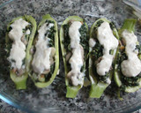 Foto del paso 8 de la receta: Calabacines rellenos de acelga, champiñones con cebolla dorada y salsa blanca
