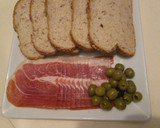 Foto del paso 2 de la receta: Jamón y aceitunas con pan de semillas