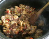 Foto del paso 2 de la receta: Espaguetis al perejil con dados de cerdo en salsa de tomate