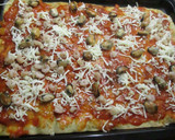 Foto del paso 9 de la receta: Pizza casera con mariscos y salsa verde de ajo y perejil