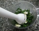 Foto del paso 1 de la receta: Ensalada de tomate, lechuga y pimientos con salsa verde
