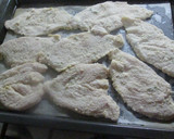 Foto del paso 5 de la receta: Milanesas de pollo adobadas y bolitas de pan horneadas