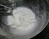 Foto del paso 2 de la receta: Arrollado de pionono con crema de pollo y huevos enteros