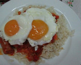 Foto del paso 14 de la receta: Arroz con salchichas en salsa y huevos fritos