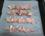 Foto del paso 2 de la receta: Brochetas pollo y cerdo horneadas con salsa de soja 