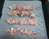 Foto del paso 2 de la receta: Brochetas pollo y cerdo horneadas con salsa de soja 