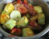 Foto del paso 5 de la receta: Pollo con patatas y calabacines a la cacerola