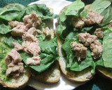 Foto del paso 2 de la receta: Pan blanco con salsa verde, brotes de espinaca y atún 