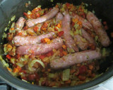 Foto del paso 4 de la receta: Arroz con salchichas en salsa y huevos fritos