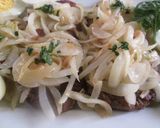 Foto del paso 8 de la receta: Hamburguesa con cebolla dorada y huevos duros