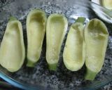 Foto del paso 2 de la receta: Calabacines rellenos de acelga, champiñones con cebolla dorada y salsa blanca