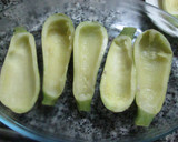 Foto del paso 2 de la receta: Calabacines rellenos de acelga, champiñones con cebolla dorada y salsa blanca