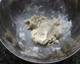 Foto del paso 2 de la receta: Coca de cebolla caramelizada y pimientos asados