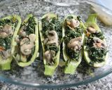 Foto del paso 7 de la receta: Calabacines rellenos de acelga, champiñones con cebolla dorada y salsa blanca