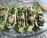 Foto del paso 7 de la receta: Calabacines rellenos de acelga, champiñones con cebolla dorada y salsa blanca