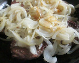 Foto del paso 5 de la receta: Hamburguesa con cebolla dorada y huevos duros
