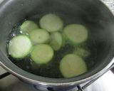 Foto del paso 1 de la receta: Crema de calabacín con brotes de espinaca