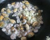 Foto del paso 7 de la receta: Pizza casera con mariscos y salsa verde de ajo y perejil