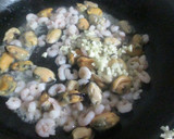 Foto del paso 7 de la receta: Pizza casera con mariscos y salsa verde de ajo y perejil