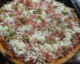 Foto del paso 6 de la receta: Pizza con boloñesa, jamón y aceitunas
