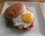 Foto del paso 7 de la receta: Hamburguesa de cerdo con verduras y huevo