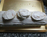 Foto del paso 13 de la receta: Arrollado de pionono con crema de pollo y huevos enteros