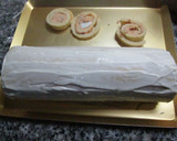 Foto del paso 12 de la receta: Arrollado de pionono con crema de pollo y huevos enteros